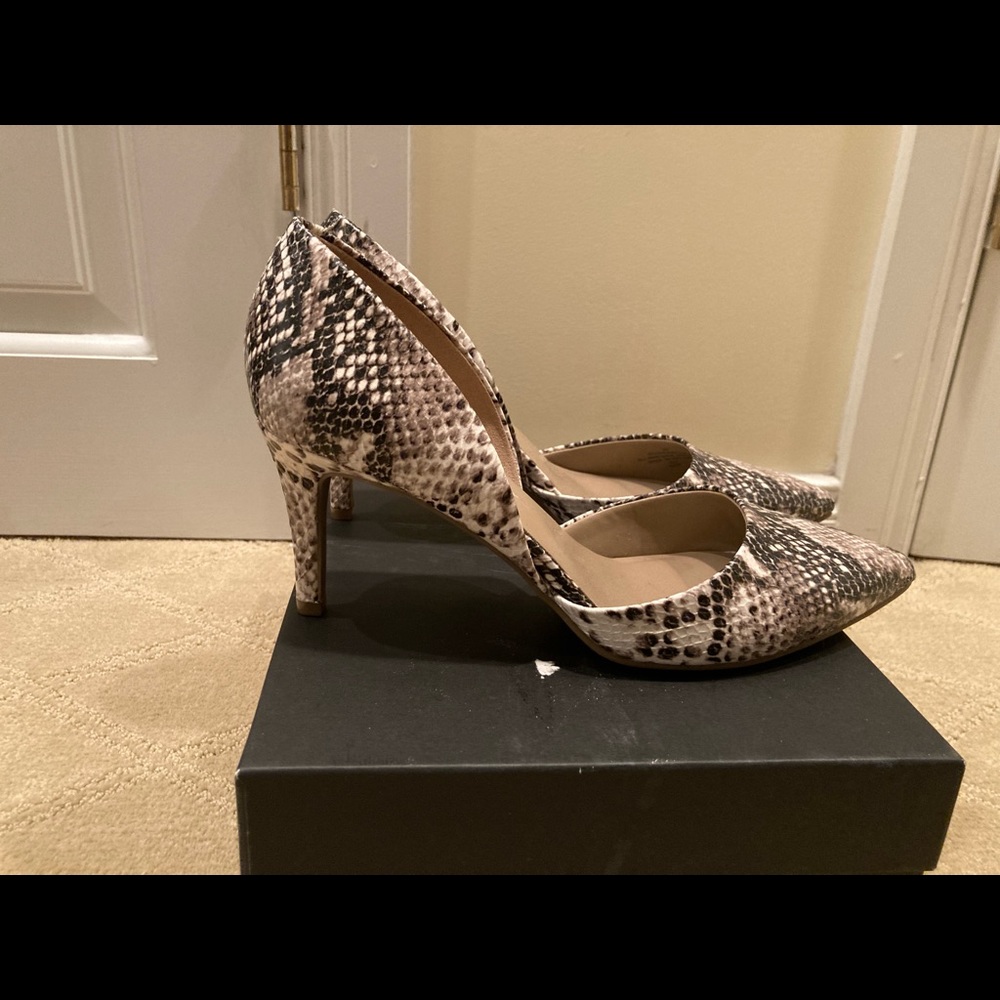 Bandolino snakeskin heels